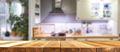 Holztisch in der Küche